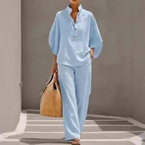 Mujer con conjunto azul claro de dos piezas con camisa de manga linterna y pantalón ancho