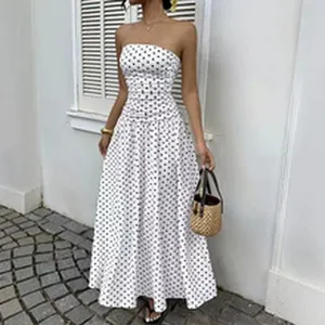 Elegante vestido largo palabra de honor blanco con lunares negros y detalle de cintura.