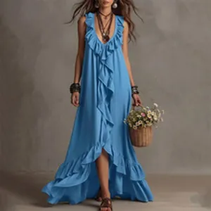 Elegante vestido largo azul sin mangas con volantes estilo bohemio de verano para playa.