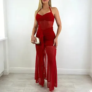Elegante vestido largo rojo de malla transparente con cuello halter y detalles fruncidos
