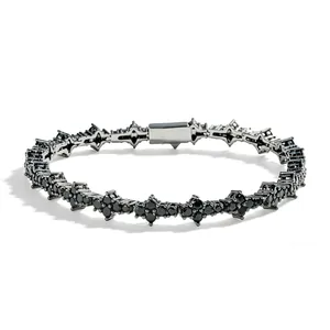 Vue détaillée d'un bracelet de tennis noir avec des grappes de zircon en fleurs de prunier