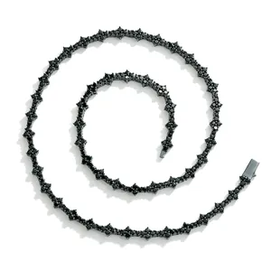 Vue détaillée d'un collier de tennis en zircon noir avec motif fleur de prunier hip-hop