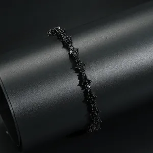 Vue détaillée d'un bracelet de tennis hip hop tout noir avec pierres de zircon