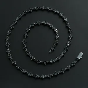 Détail macro de la chaîne de tennis noire en zircon avec motif de fleur pour style hip-hop homme.