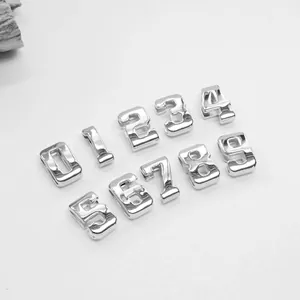 Komplettes Set silberner DIY Glückszahl-Anhänger von 0 bis 9 für die Schmuckherstellung.