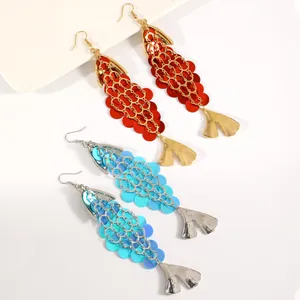 Deux paires de boucles d'oreilles pendantes en paillettes en forme de poisson rouge et bleu.