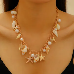 Collana bohémien estiva con ciondoli a conchiglia, stelle marine e perle su una modella