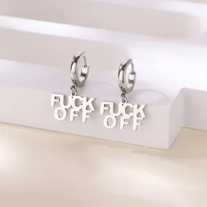 Vue détaillée des boucles d'oreilles en métal argenté avec pendentifs FUCK OFF gravés.