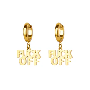 Détail en gros plan de créoles dorées avec un pendentif lettré 'FUCK OFF' stylé.