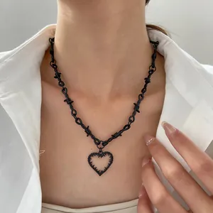 Schwarze Stacheldraht Herz Halskette im Punk Hip Hop Stil, SKU-Variante am Modell