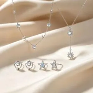 Vue détaillée d'une parure en argent S925 avec étoiles et soleil turquoise sur satin
