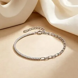 Détail d'un bracelet en argent S925 avec zircons blancs et design chaîne à maillons.
