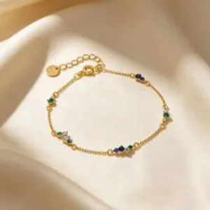 Détail rapproché d'un élégant bracelet en argent S925 plaqué or et pierres colorées