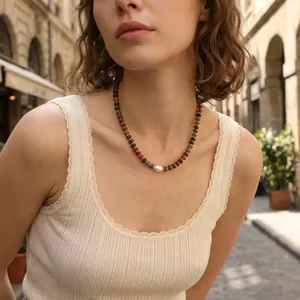 Élégant collier de perles en tourmaline multicolore fait main avec perle centrale sur mannequin