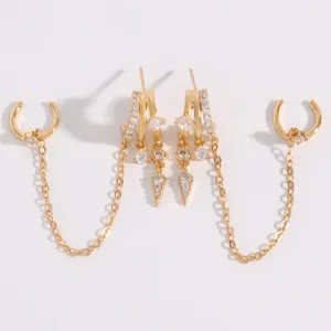 Detailansicht goldener Kettenohrringe mit Zirkonia-Steinen und Ohrmanschetten