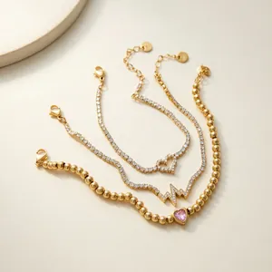 Elegante conjunto de pulseras de acero inoxidable dorado con dijes de corazón y pulso