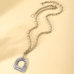 Dettaglio di una collana in lega d'argento con un grande ciondolo geometrico irregolare