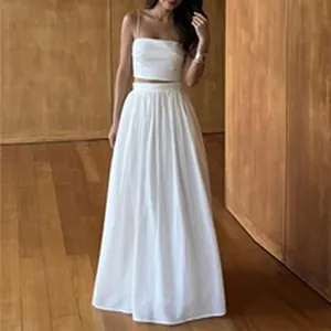 Ensemble deux pièces français blanc chic avec haut court et jupe longue d'été fluide