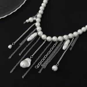 Detailansicht einer silbernen Quastenkette mit weißen Kunstperlen im Vintage-Stil