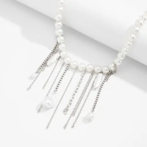 Detailansicht einer Perlenhalskette mit kaskadierenden silbernen Metallquasten für Damen