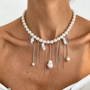 Elegantes weißes Perlen-Choker mit silbernen Metallketten-Quasten und Barockperlen