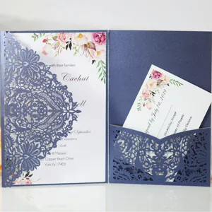 Élégante invitation de mariage découpée au laser bleu marine avec carte de réponse