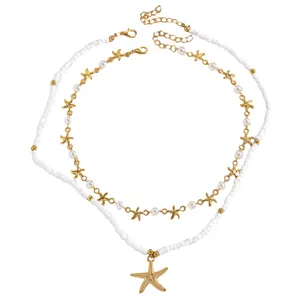 Collana boho a due strati con perline bianche, perle finte e ciondoli a forma di stella marina.