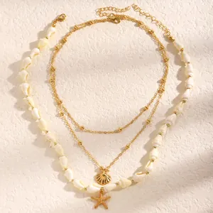 Vista dettagliata della collana boho a strati con ciondoli a forma di stella marina e conchiglia.