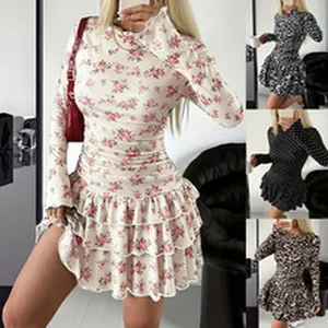 Lange gebloemde mini-jurk met mouwen voor dames met een gelaagde rok met ruches-detail.