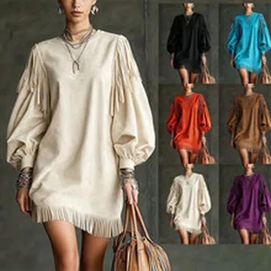 Boho tuniekjurk met lange mouwen, franjedetails en diverse kleuropties getoond voor
