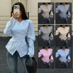 Elegante blouse met pofmouwen, V-hals en een getailleerde taille in pastelkleuren