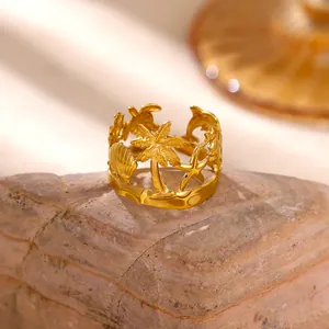 Dettaglio ravvicinato di un anello dorato a tema oceano con palma e stella marina