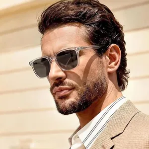 Primo piano di occhiali da sole quadrati alla moda con rivetti su un modello maschile