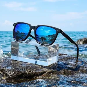 Vista dettagliata di occhiali da sole polarizzati blu su un blocco di vetro al mare