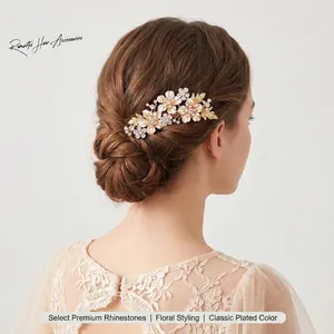 Détail d'un peigne à cheveux de mariée avec fleurs en strass sur un chignon bas chic