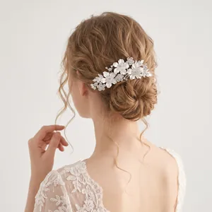 Peigne à cheveux de mariée avec fleurs en émail blanc et strass brillants pour cérémonie de mariage