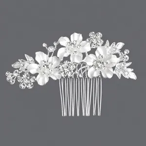 Peigne à cheveux de mariée en argent avec fleurs en strass et pétales en émail.