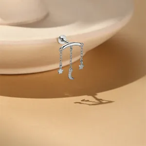 Detailansicht eines silbernen Knorpel-Ohrsteckers mit Stern und Mond Quaste, 16G