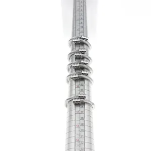 Vue détaillée de bagues en câble d'acier inoxydable sur un baguier professionnel.