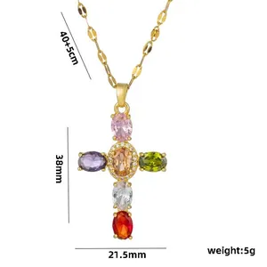 Dettaglio collana a croce dorata con cristalli colorati e dimensioni indicate.