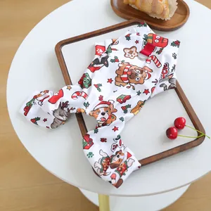 Detailansicht eines Weihnachts-Pyjamas für Haustiere mit Karikaturdruck und D-Ring