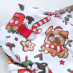 Detailansicht der weißen Weihnachts-Haustierpyjamas mit festlichen Hunde- und Katzenmotiven.