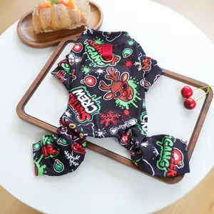Detailansicht des Weihnachts-Rentier-Drucks auf einem schwarzen Haustier-Pyjama.