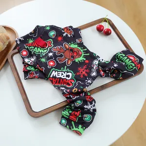 Nahaufnahme von Weihnachts-Haustier-Einteiler mit Rentier-Druck und D-Ring