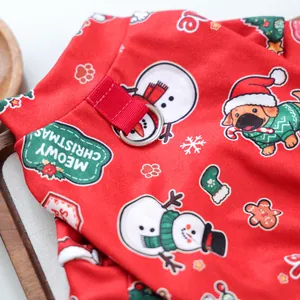 Nahaufnahme weihnachtlicher Haustierkleidung mit robustem Metall-D-Ring für die Leine