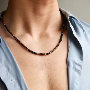 Vue détaillée d'un collier vintage en œil de tigre et pierre de lave sur un modèle masculin.