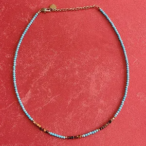 Vue détaillée du collier en perles d'œil de tigre et de turquoise vintage