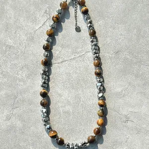 Vue détaillée du collier vintage en œil de tigre et perles d'acier titane argenté