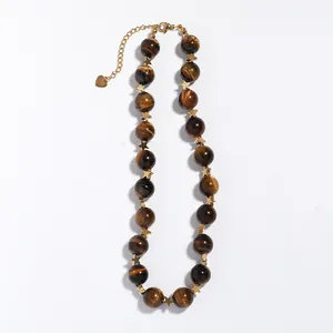 Vue détaillée d'un collier vintage en perles d'œil de tigre avec étoiles dorées
