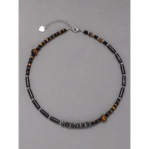 Vue détaillée d'un collier de perles rétro avec œil de tigre et pierres cylindriques